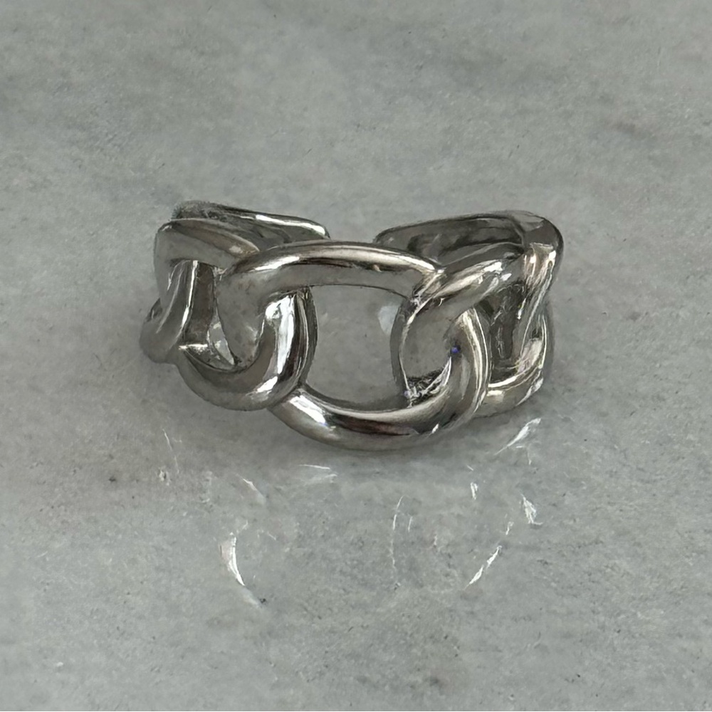 Sterling Silver Chunky Chain Ring Brand New

S925 Stamped

Brand New